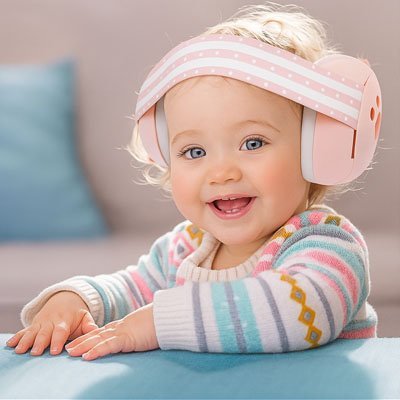 casque antibruit bébé rose porté par petite fille