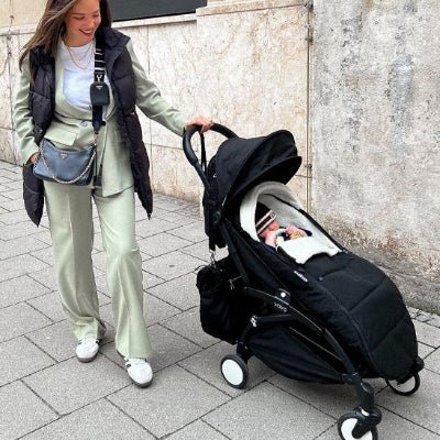 chancelière pour poussette noire dans rue