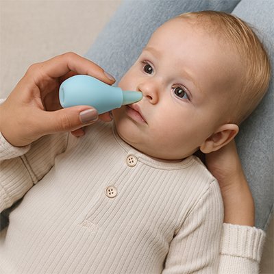 maman utilise mouche bébé avec poupon trousse de soin bebe