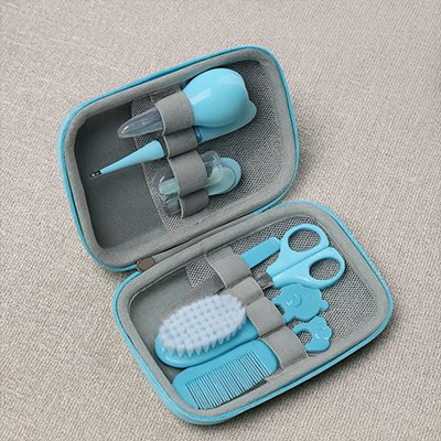 trousse de soin bébé bleu ouverte sur tissu gris