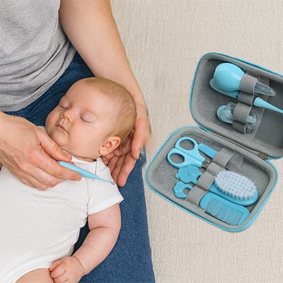 trousse de soin bebe côté maman qui tient poupon