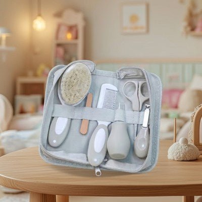 trousse de soin pour bébé gris clair table