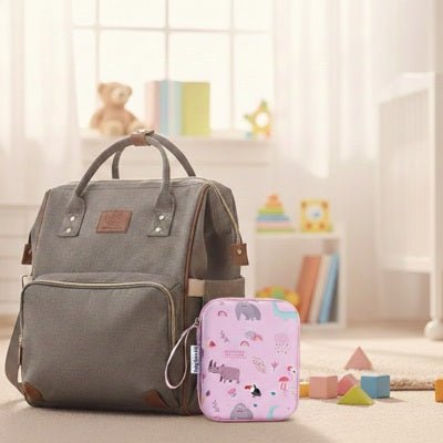 trousse de toilette bebe rose accote sur sac a langer
