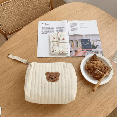 trousse de toilette bébé tête ourson sur table déjeuner