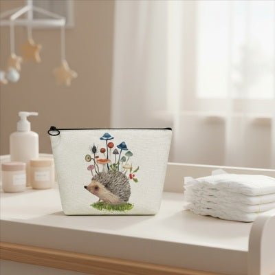 trousse toilette pour bébé hérisson champignons sur table langer 